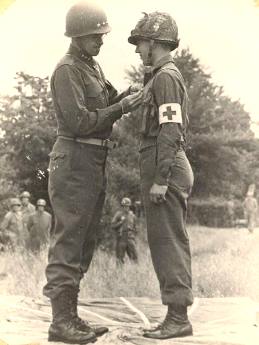 T/4 Jack Rudd receives the DSC from General Omar Bradley for his action during Normandy